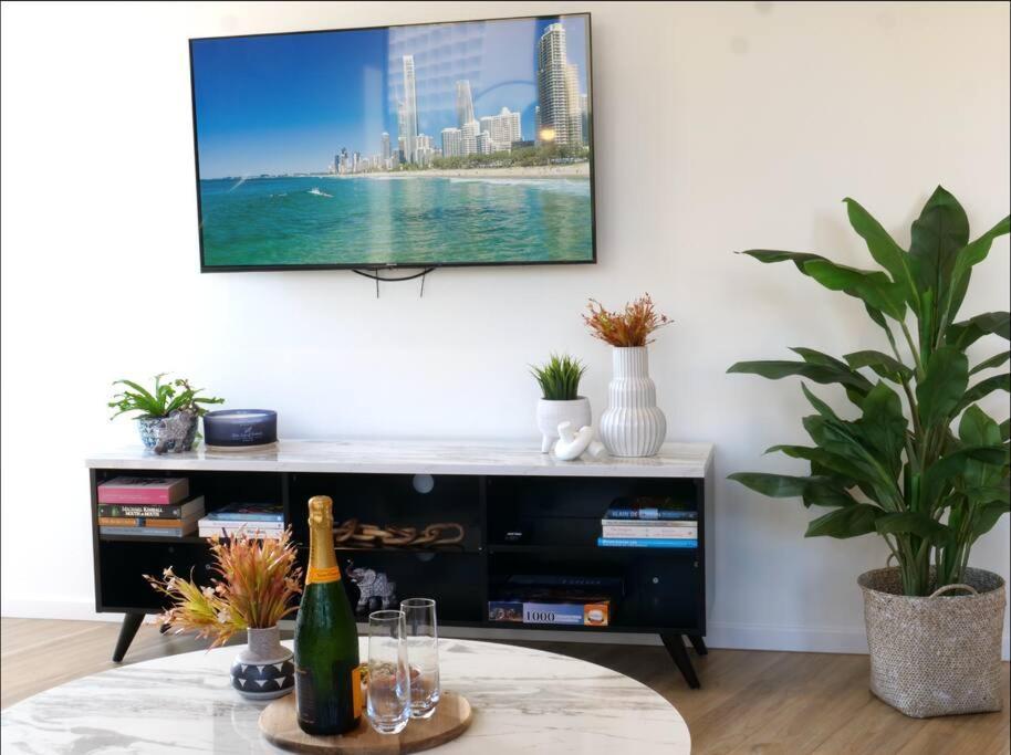 Modern 1 Brm Apartment With Pool Close To Beach Gold Coast Exterior photo
