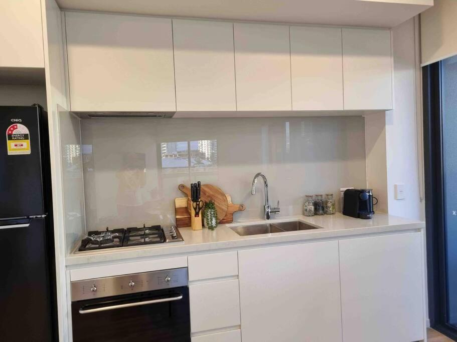 Modern 1 Brm Apartment With Pool Close To Beach Gold Coast Exterior photo