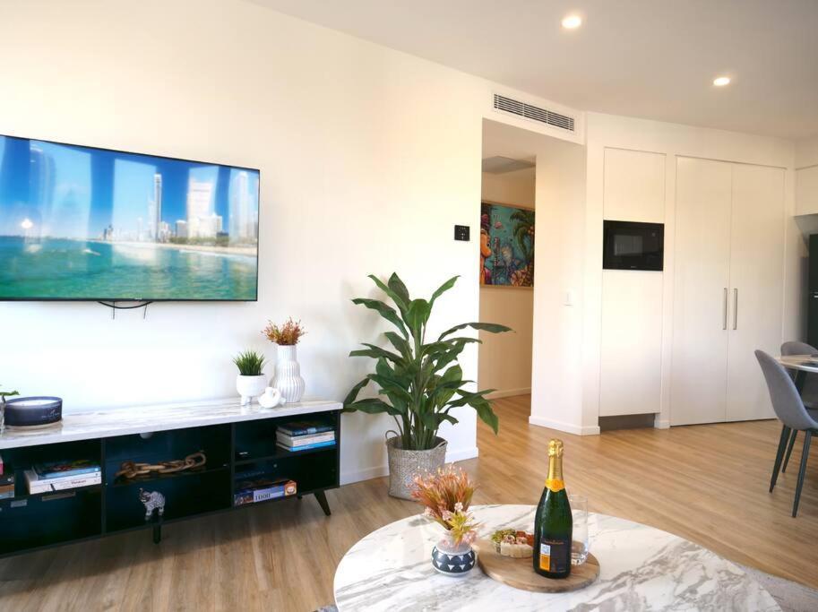Modern 1 Brm Apartment With Pool Close To Beach Gold Coast Exterior photo