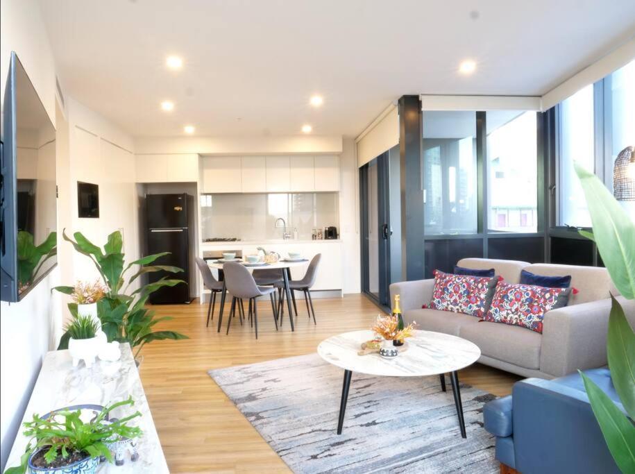 Modern 1 Brm Apartment With Pool Close To Beach Gold Coast Exterior photo