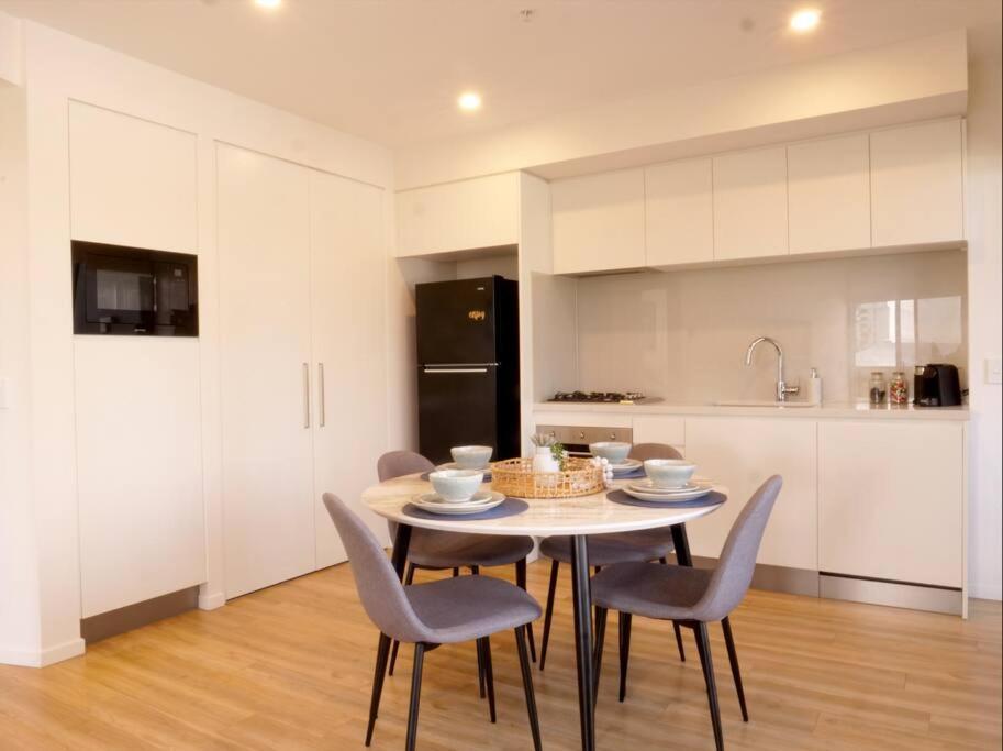 Modern 1 Brm Apartment With Pool Close To Beach Gold Coast Exterior photo